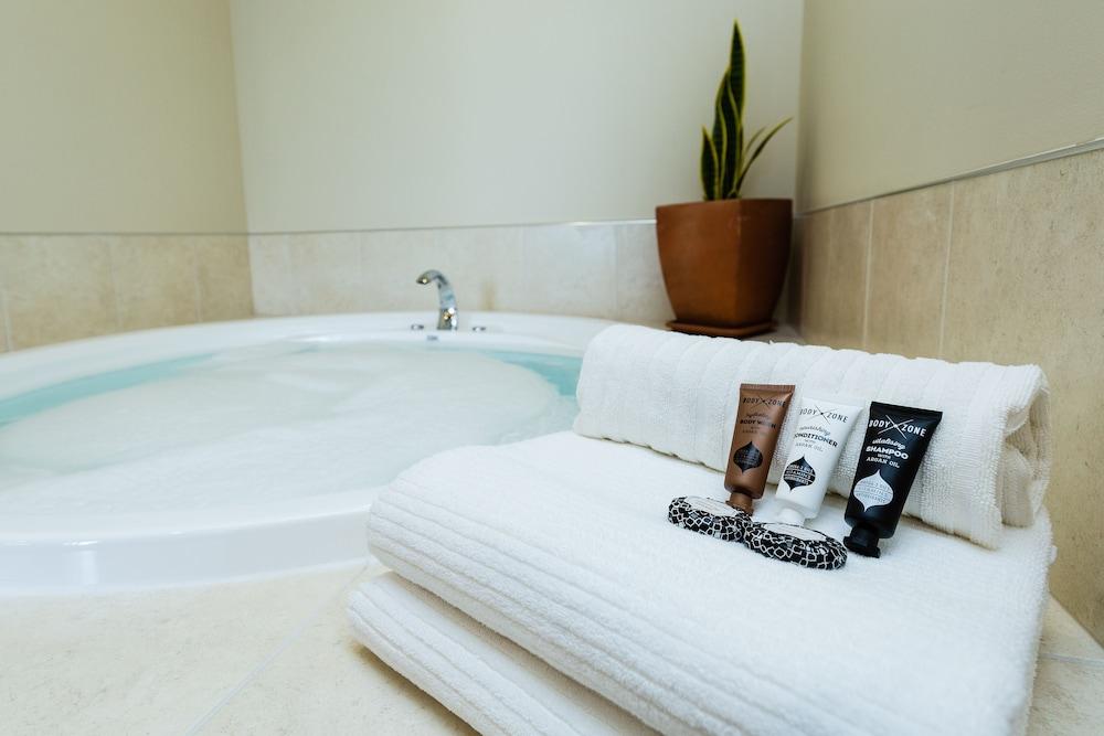 Pebble Beach Motor Inn Napier Dış mekan fotoğraf A bathtub with towels and toiletries