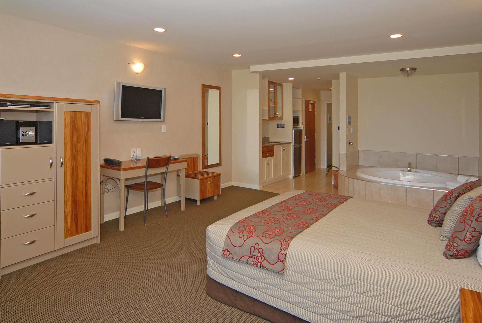 Pebble Beach Motor Inn Napier Dış mekan fotoğraf A typical studio apartment